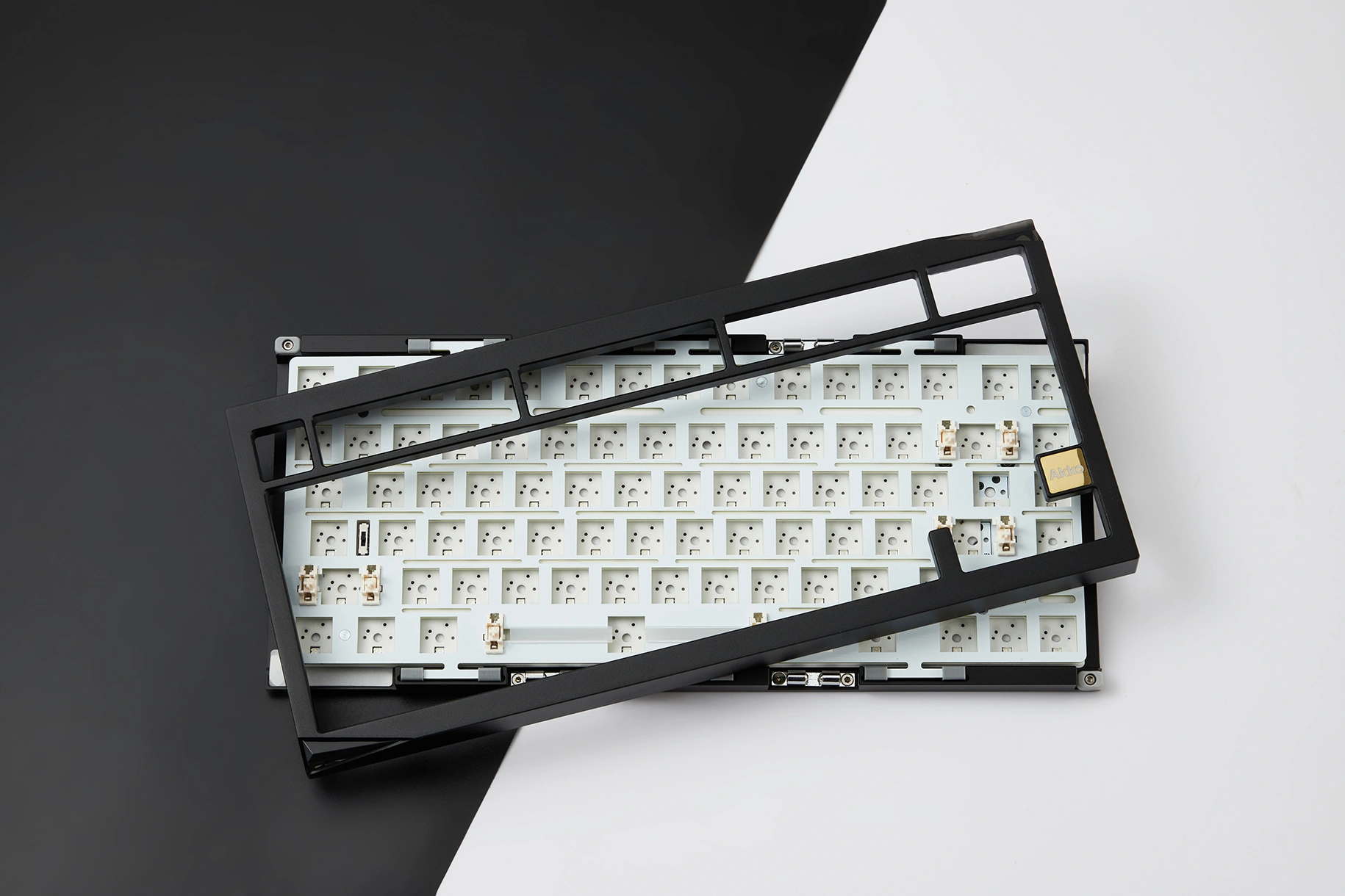 Mineral 01 VIA DIY KIT in white with a ball catch system